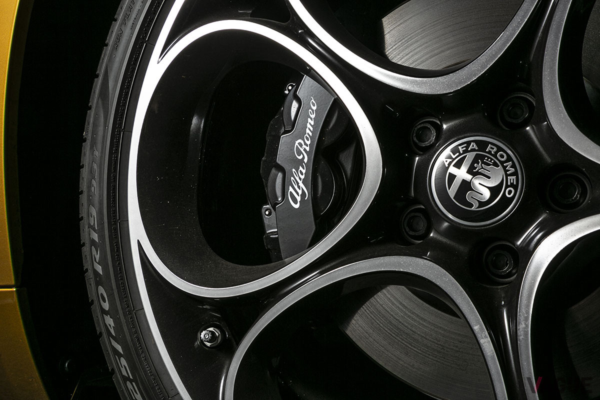 いかついブレーキキャリパーも、GTジュニア仕様はブラックフィニッシュとされる