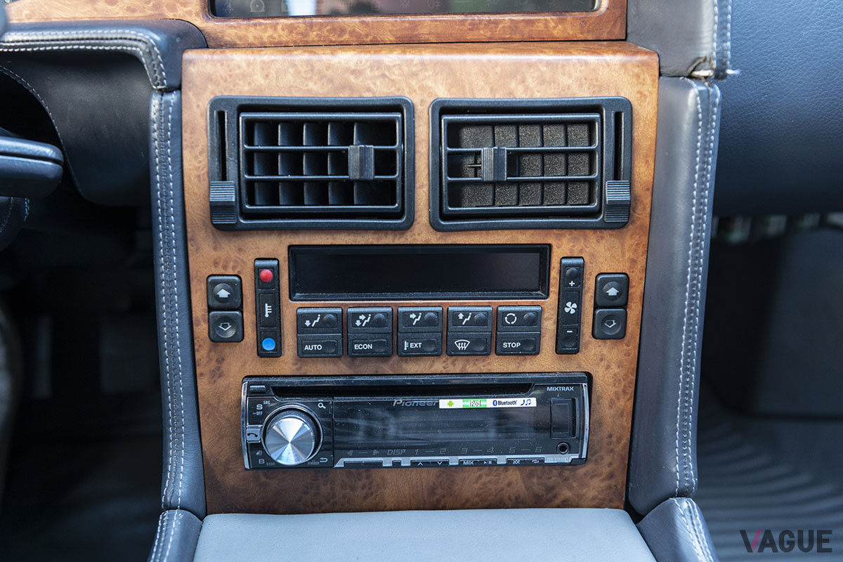 180万5000ユーロ（邦貨換算約2億3100万円）で落札されたブガッティ「EB110GT」（C）2021 Courtesy of RM Sotheby's