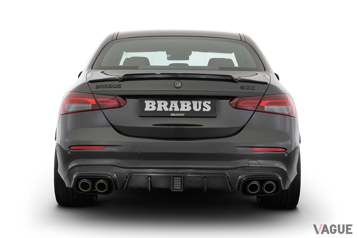 ボディカラーがブラックなので目立たないが、ダウンフォースを生み出すためのカーボン製エアロが巧みに用いられている