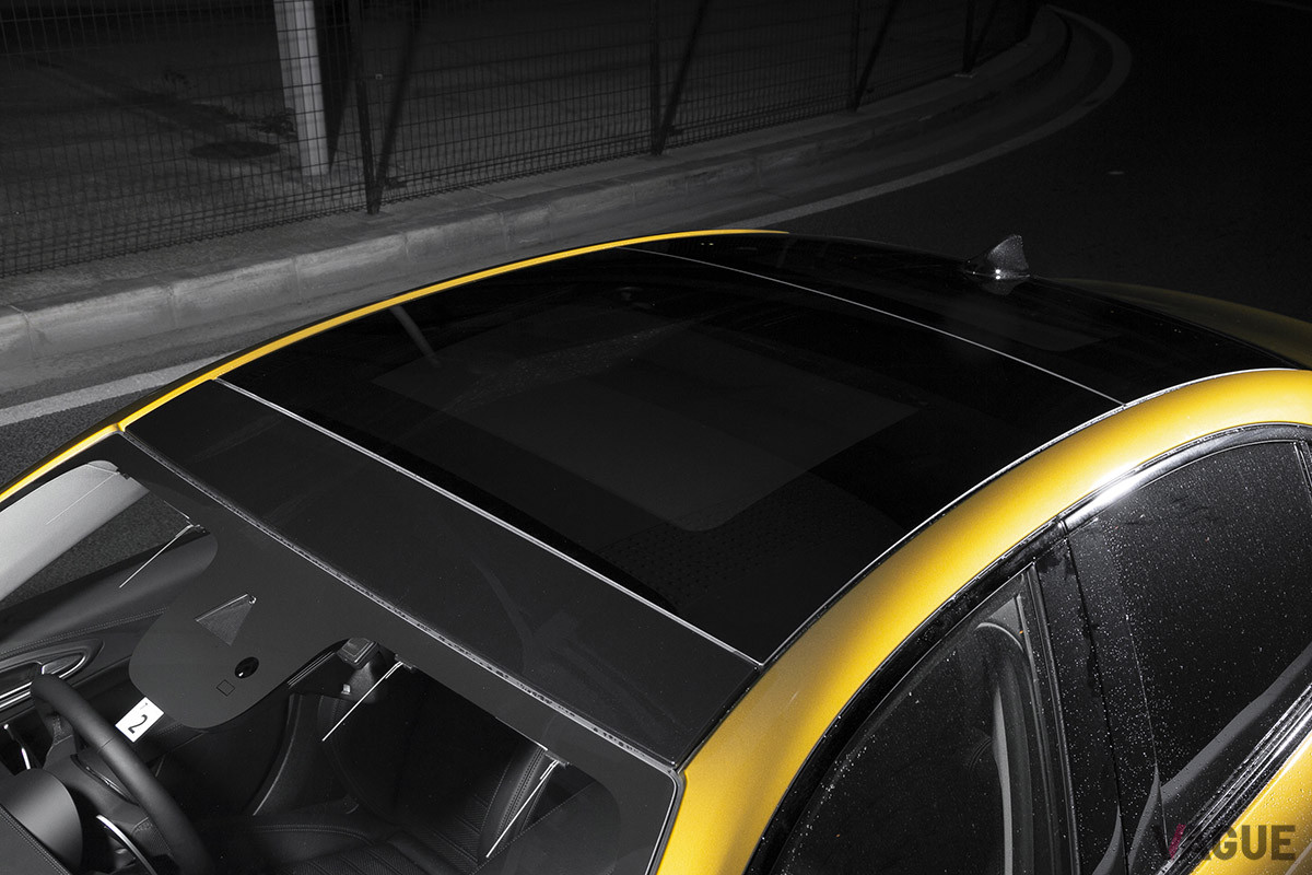 ダークティントのガラス製スライディングルーフが、ボディと2トーンのようなコントラストを見せる