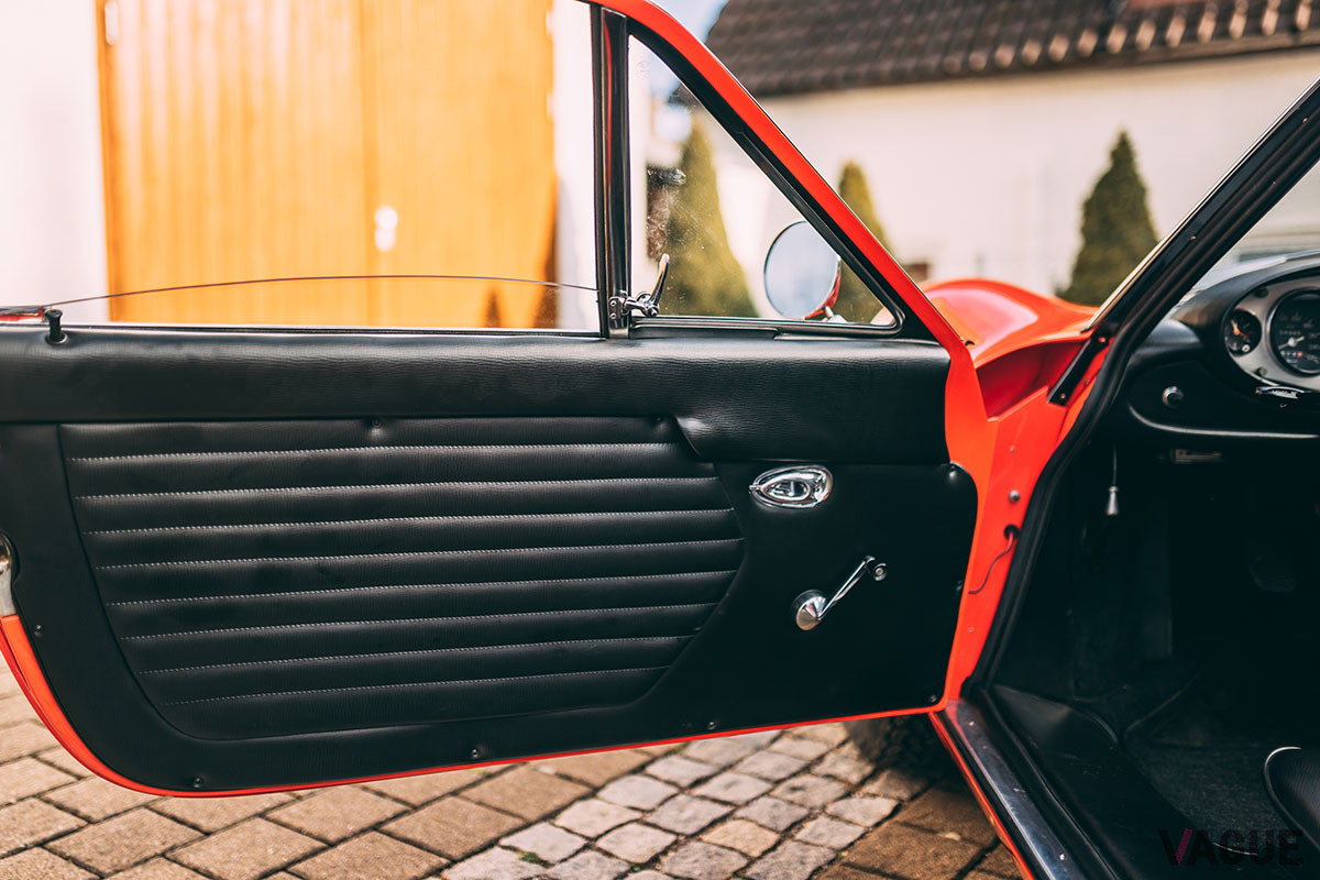 36万5000ユーロ（邦貨換算約4670万円）で落札された「ディーノ206GT」（C）2021 Courtesy of RM Sotheby's