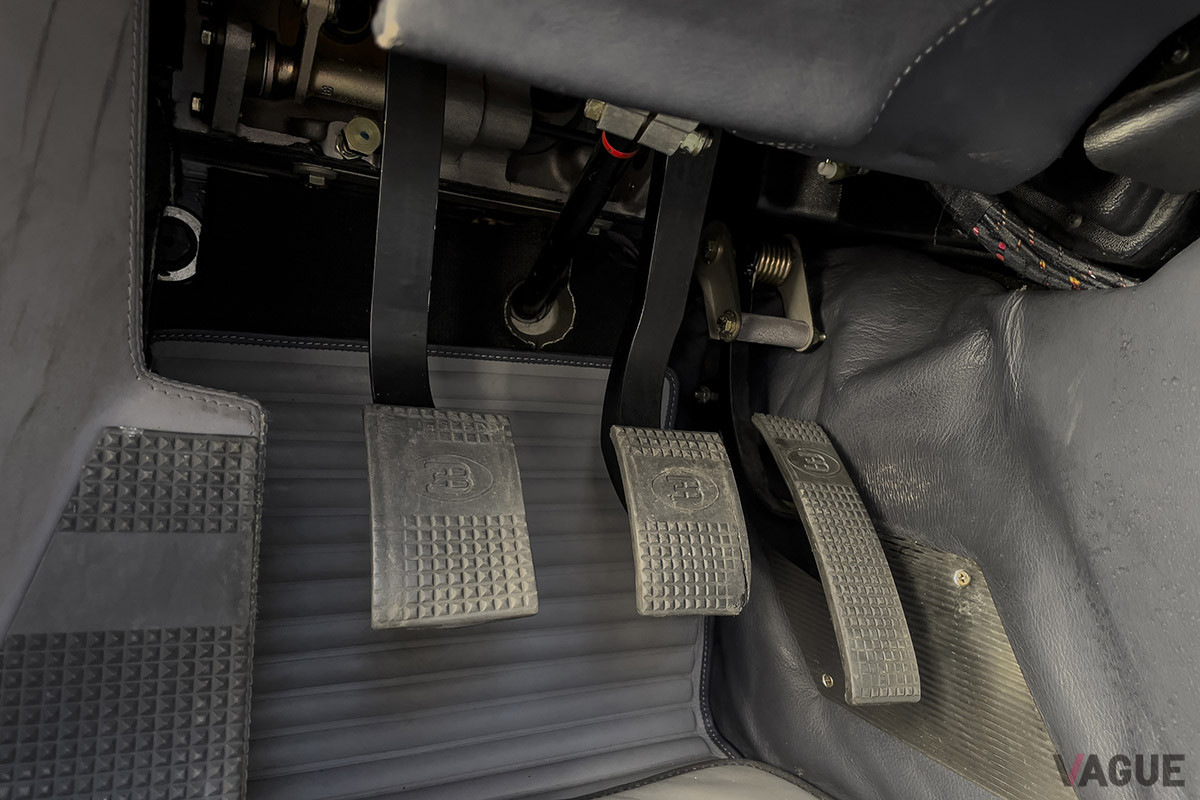 180万5000ユーロ（邦貨換算約2億3100万円）で落札されたブガッティ「EB110GT」（C）2021 Courtesy of RM Sotheby's