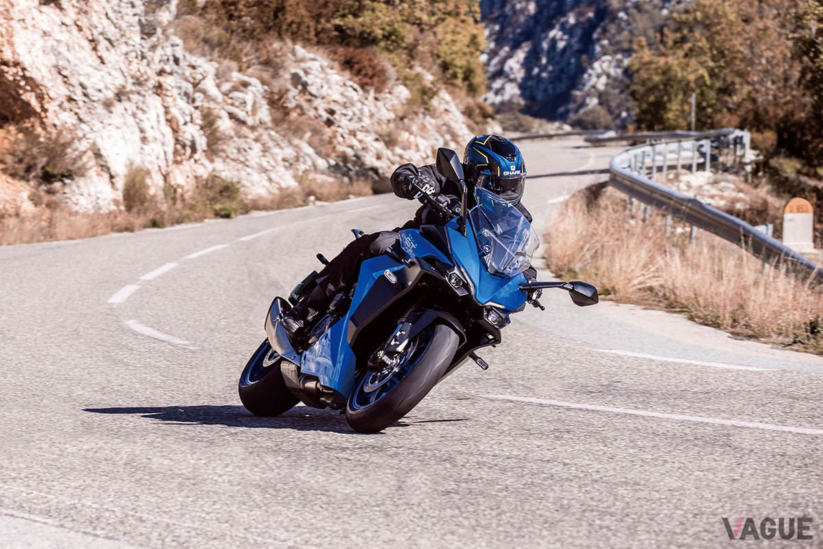 長距離ツーリングで疲れにくい一方、峠道などでも速いのが新型「GSX-S1000GT」の特徴だ
