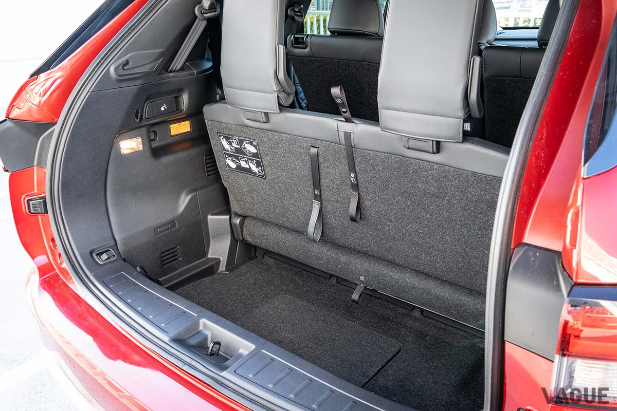 荷室はサードシート使用時でも旅客機の機内に持ち込めるスーツケースを3個積み込める
