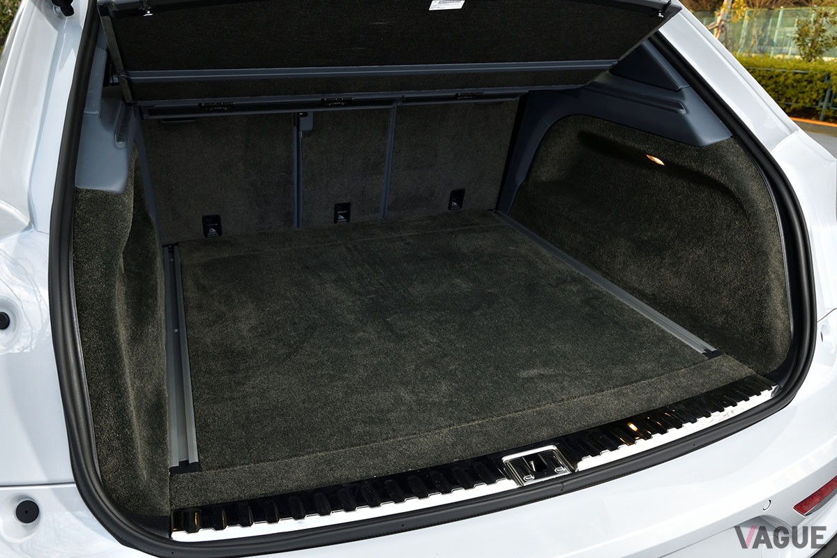 両サイドがストレートになっているので、積載しやすいラゲッジ。容量は479リッター