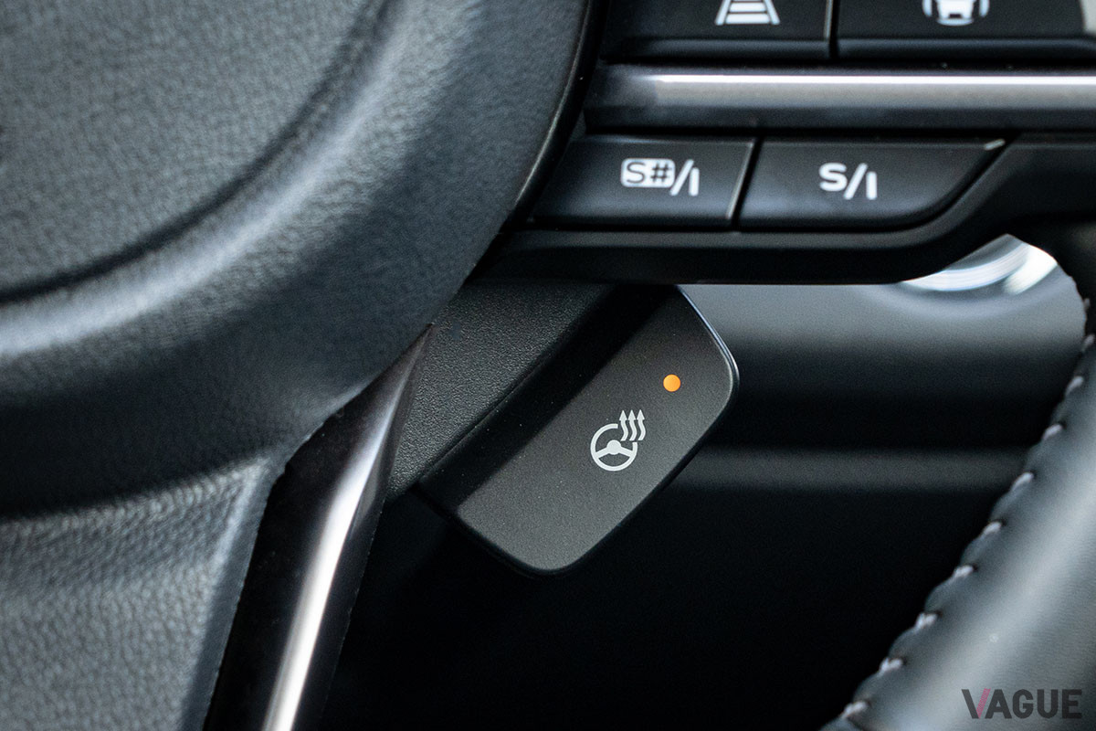 ステアリングヒーターも装備。オン／オフのスイッチはステアリングのスポークに備わる