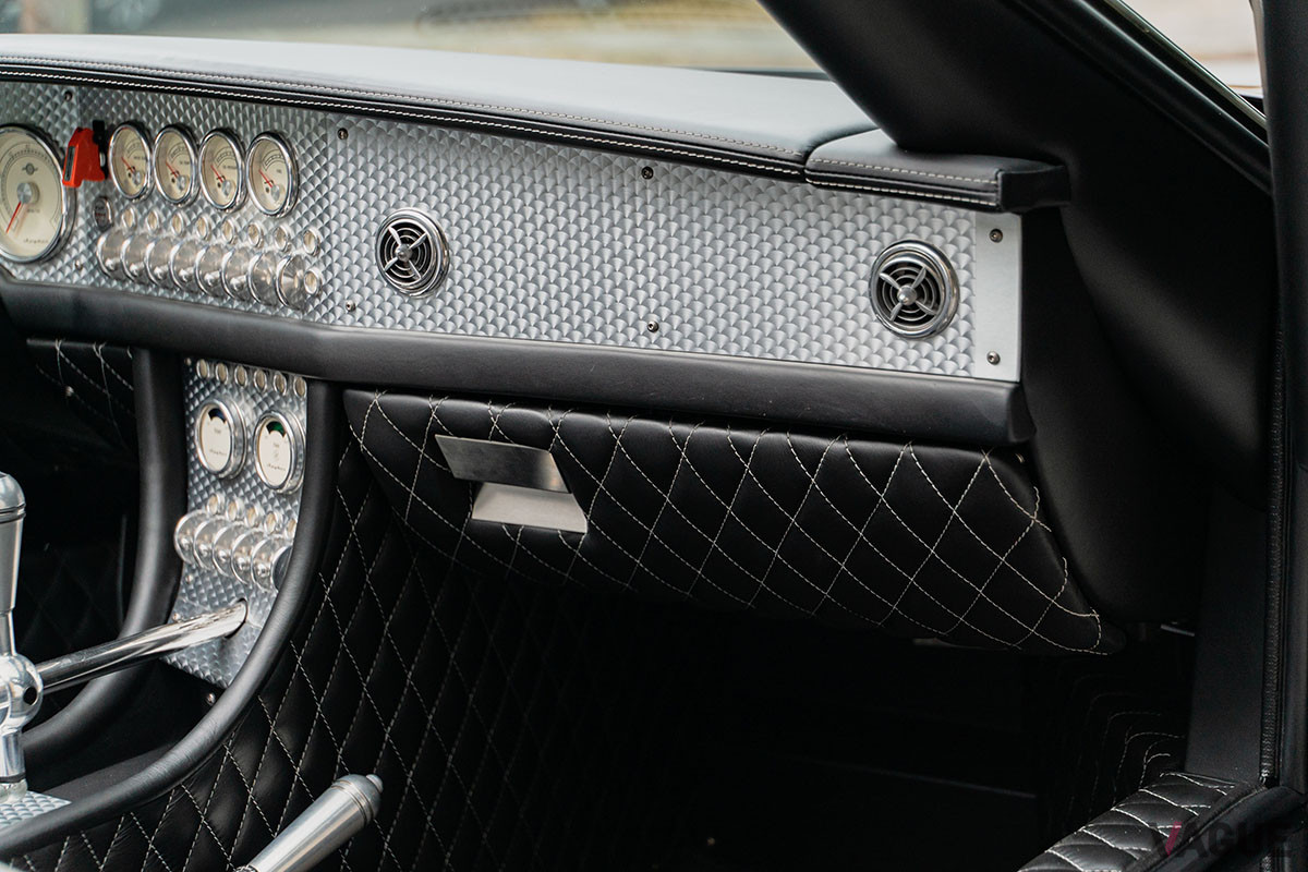 35万7000ドル（邦貨換算約4360万円）で落札されたスパイカー「C8スパイダー」（2006年式）（C）2022 Courtesy of RM Sotheby's