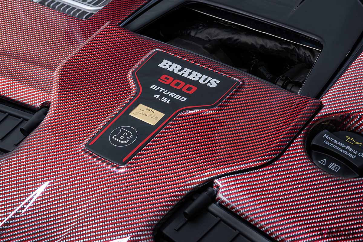 エンジンカバーはレッドカーボンで見た目にも差別化が図られている