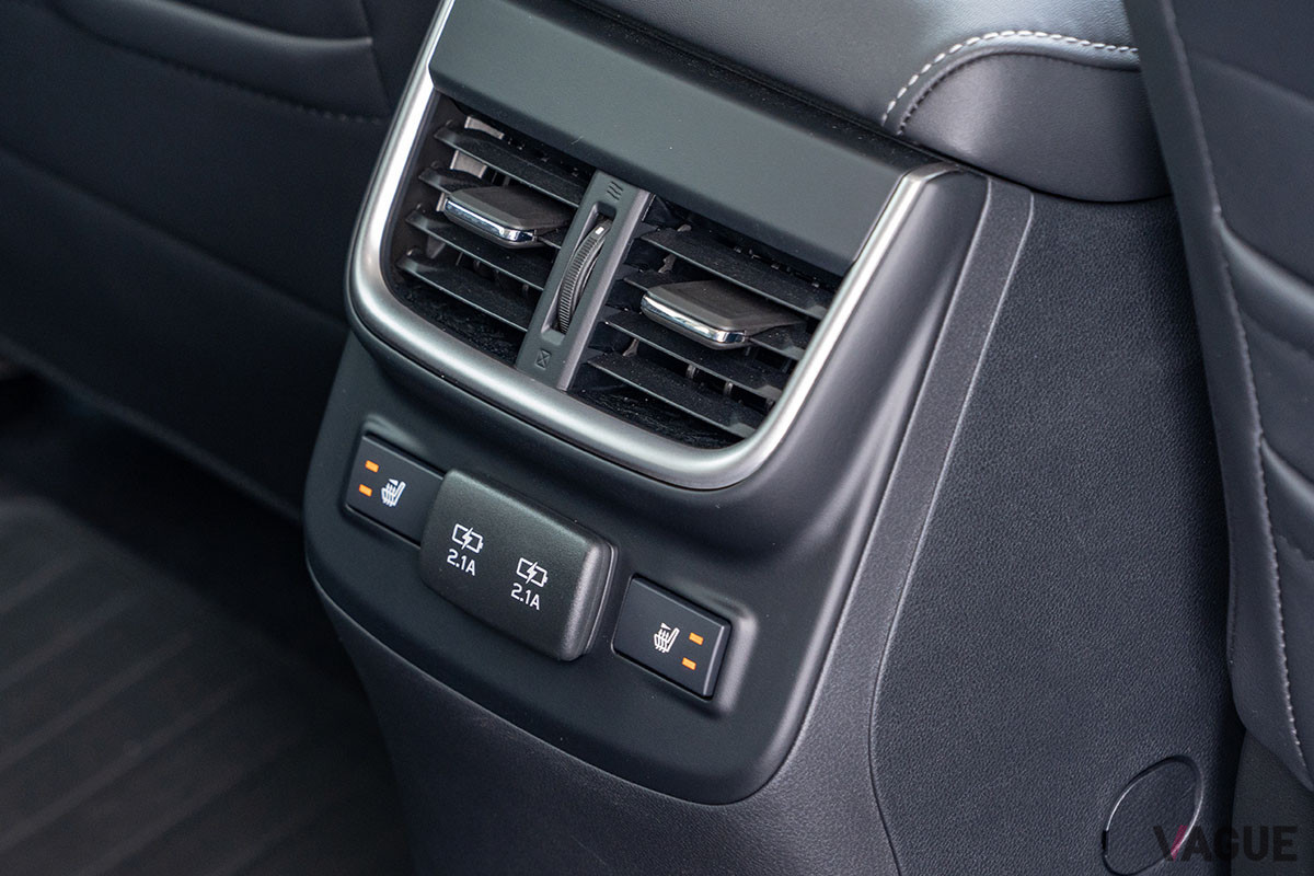 エアコン吹き出し口、シートヒーター、USBソケットを備えたリアシート