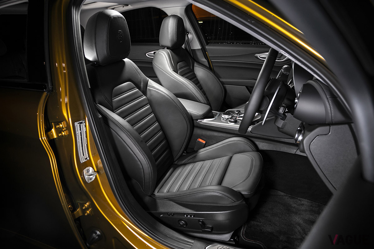 ジュリア・ヴェローチェに共通する本革スポーツシートは、まるでスポーツカーのような人車一体感を醸し出す