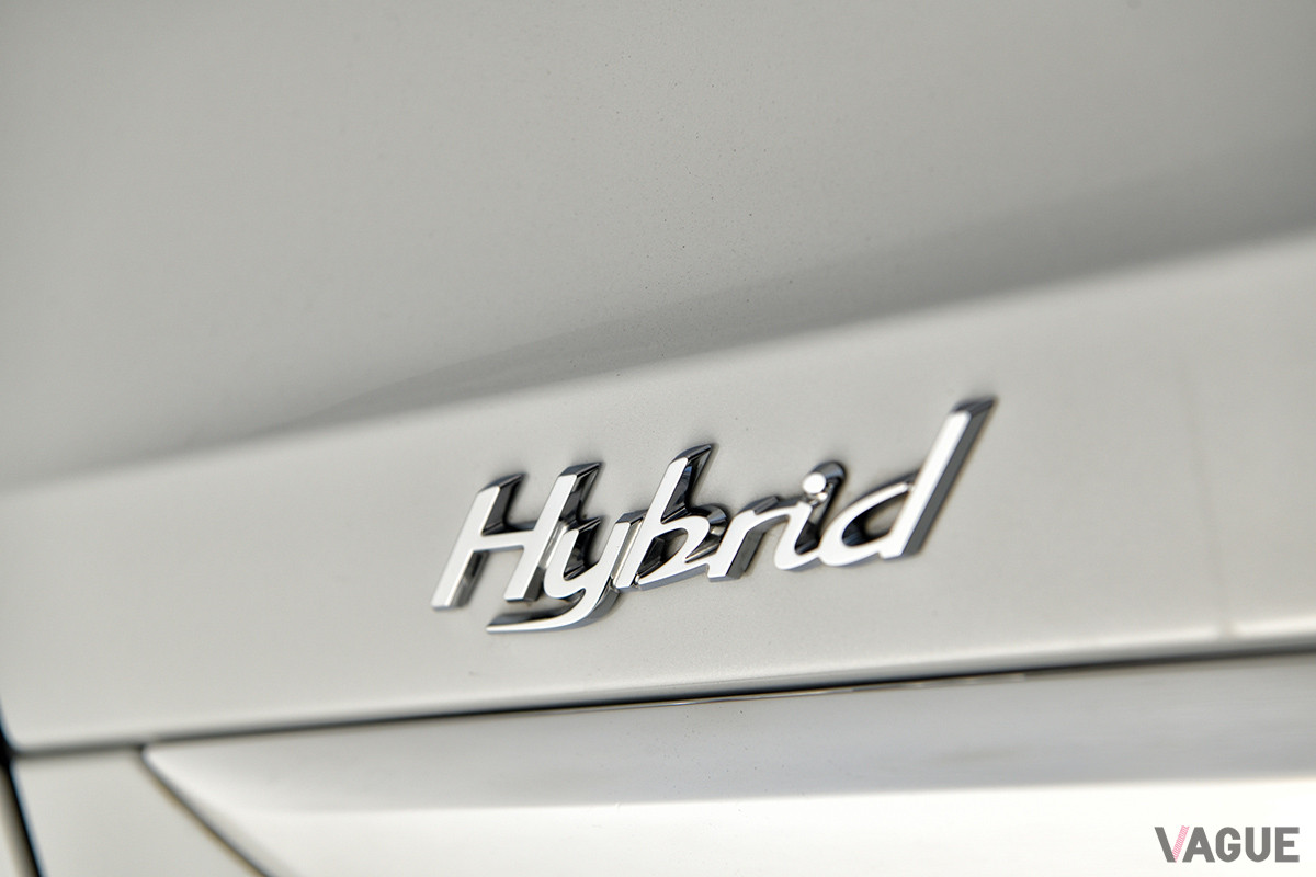 フロントドアにさり気なく取り付けられた「Hybrid」のバッジ