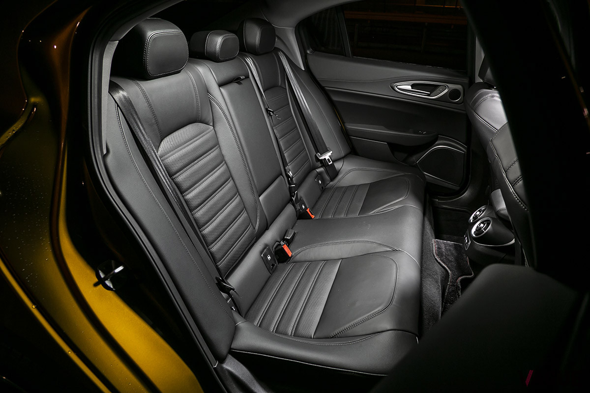 クーペのごとく流麗なスタイルのわりには、リアシートはまずまず快適なスペース