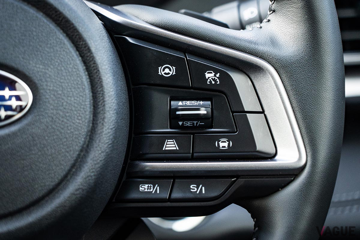 ACCやハンズオフ機能、アクティブレーンチェンジアシストなどを集約する“アイサイトX”は、ステアリングのスポークに備わるスイッチで操作する