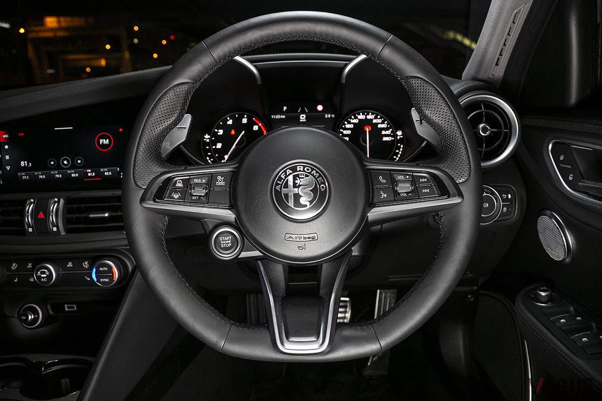 スポーツカー然とした、タイト感のあるコックピットはすべてのジュリアに共通するものだが、ブラックで統一されるとその雰囲気はさらにスパルタンなものとなるようだ