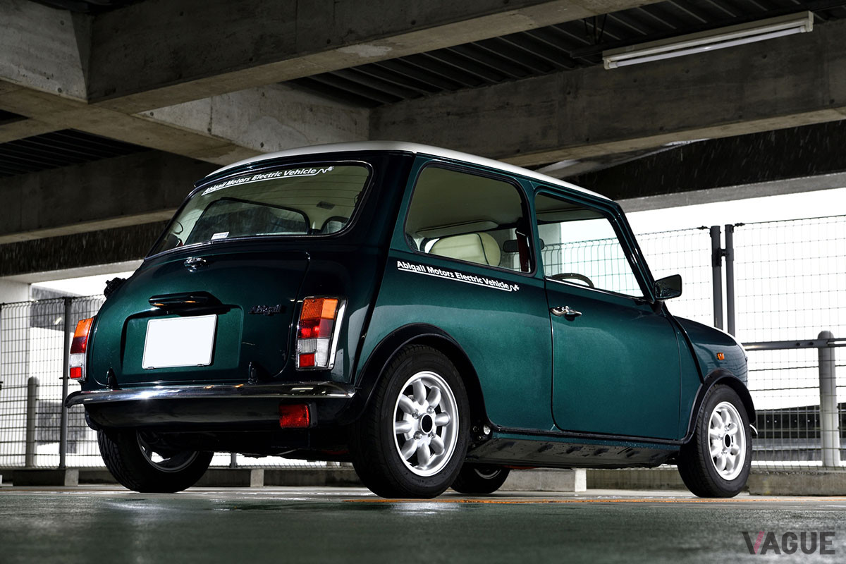 この角度から見るスタイリングは、ベース車であるクラシック・ミニそのもの