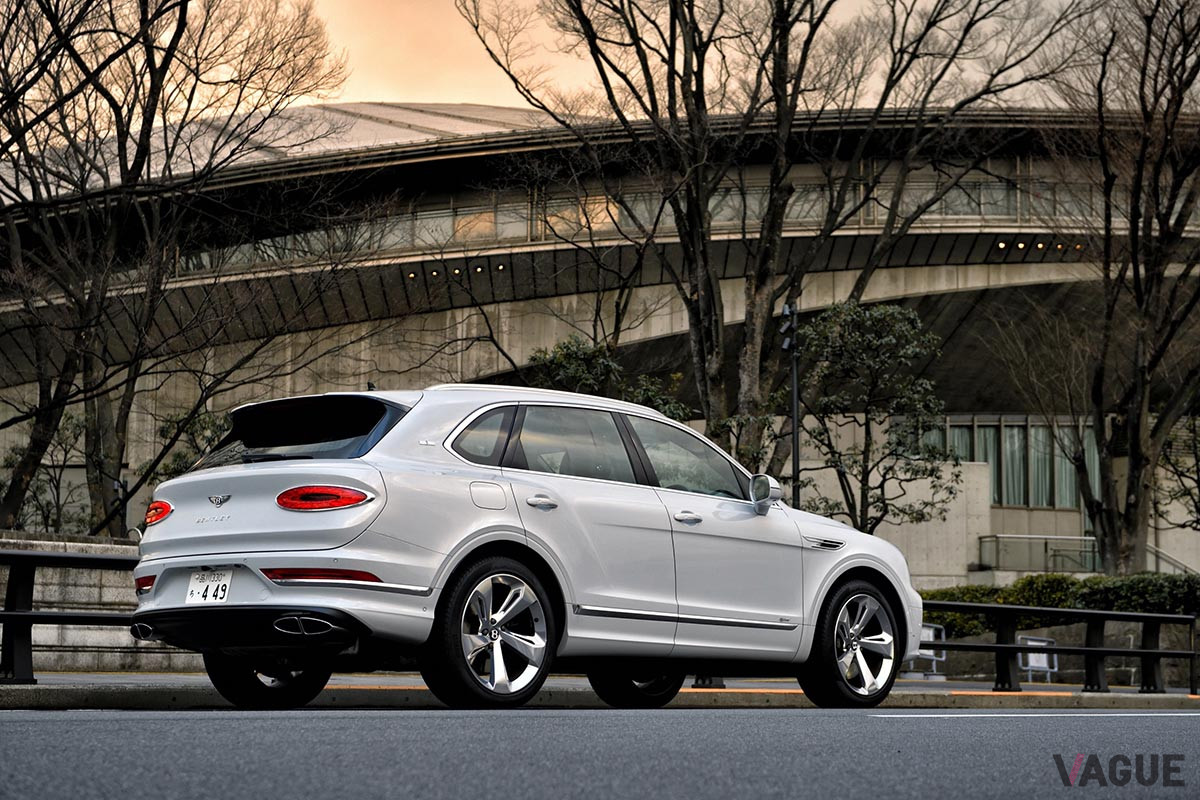 「ベンテイガ」の大本命になる予感たっぷりのハイブリッドモデル。外観上のICEモデルとの違いはほぼ皆無