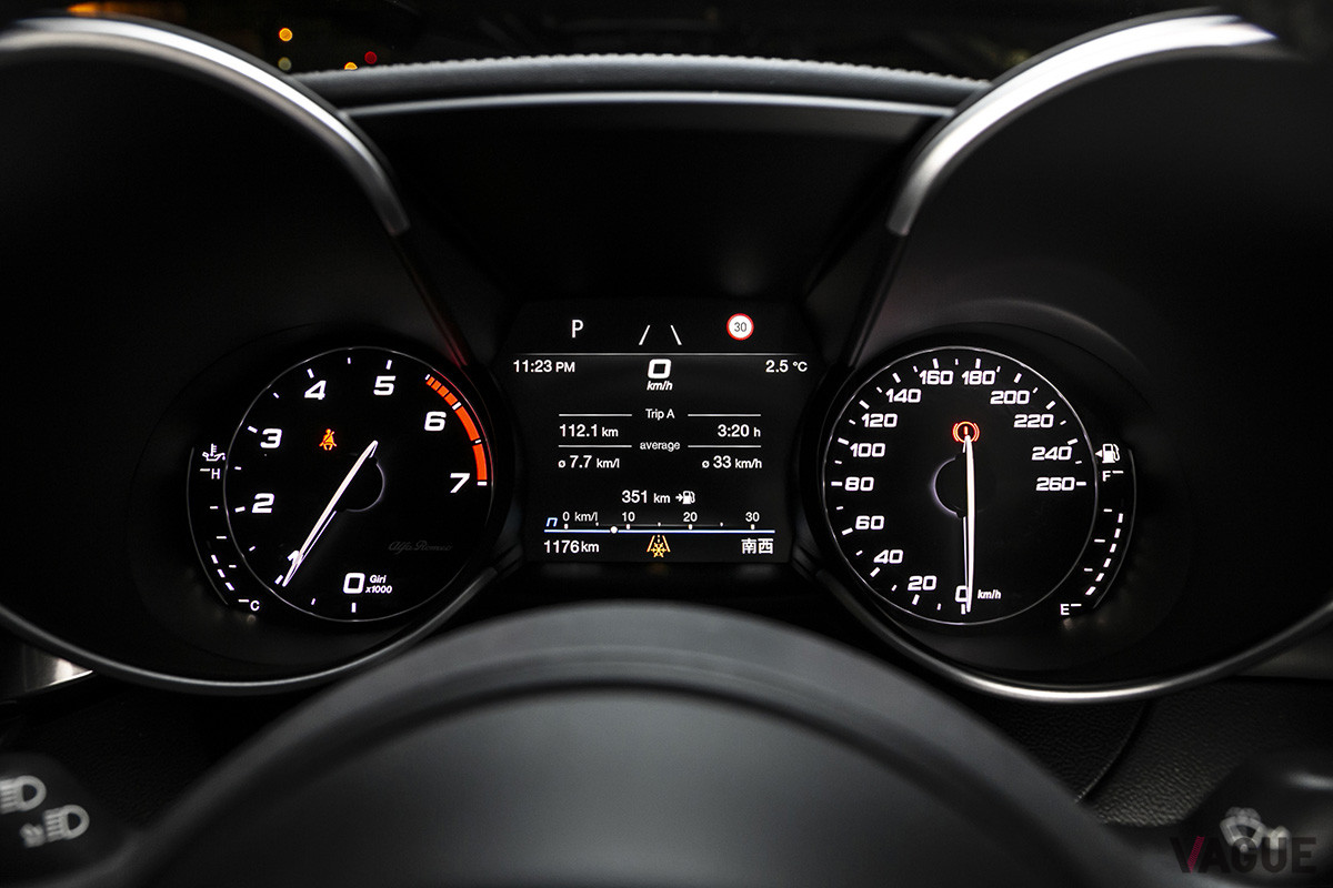 アルファ ロメオの古き良き傑作1750／2000GTVを思わせる意匠のメータークラスターには、今や少数派となりつつあるアナログメーターが置かれる
