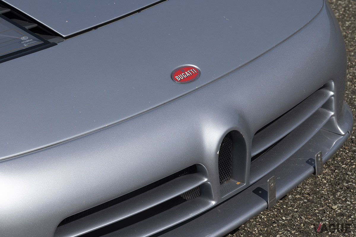 180万5000ユーロ（邦貨換算約2億3100万円）で落札されたブガッティ「EB110GT」（C）2021 Courtesy of RM Sotheby's