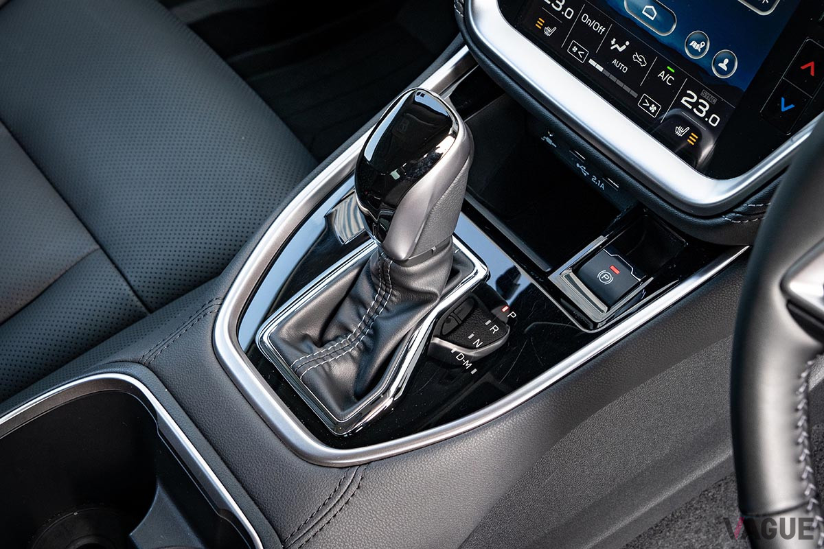 トランスミッションには、変速ショックのないなめらかな加速と、高レスポンスを実現した独自のCVT“リニアトロニック”を採用。8速マニュアルモードも備えている