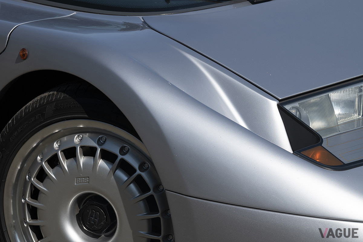 180万5000ユーロ（邦貨換算約2億3100万円）で落札されたブガッティ「EB110GT」（C）2021 Courtesy of RM Sotheby's