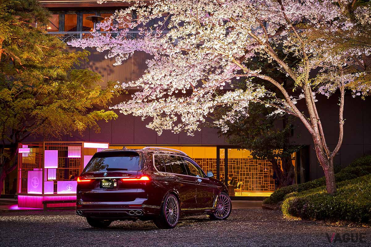 ライトアップされた桜の下でBMWアルピナ「XB7」を愛でる