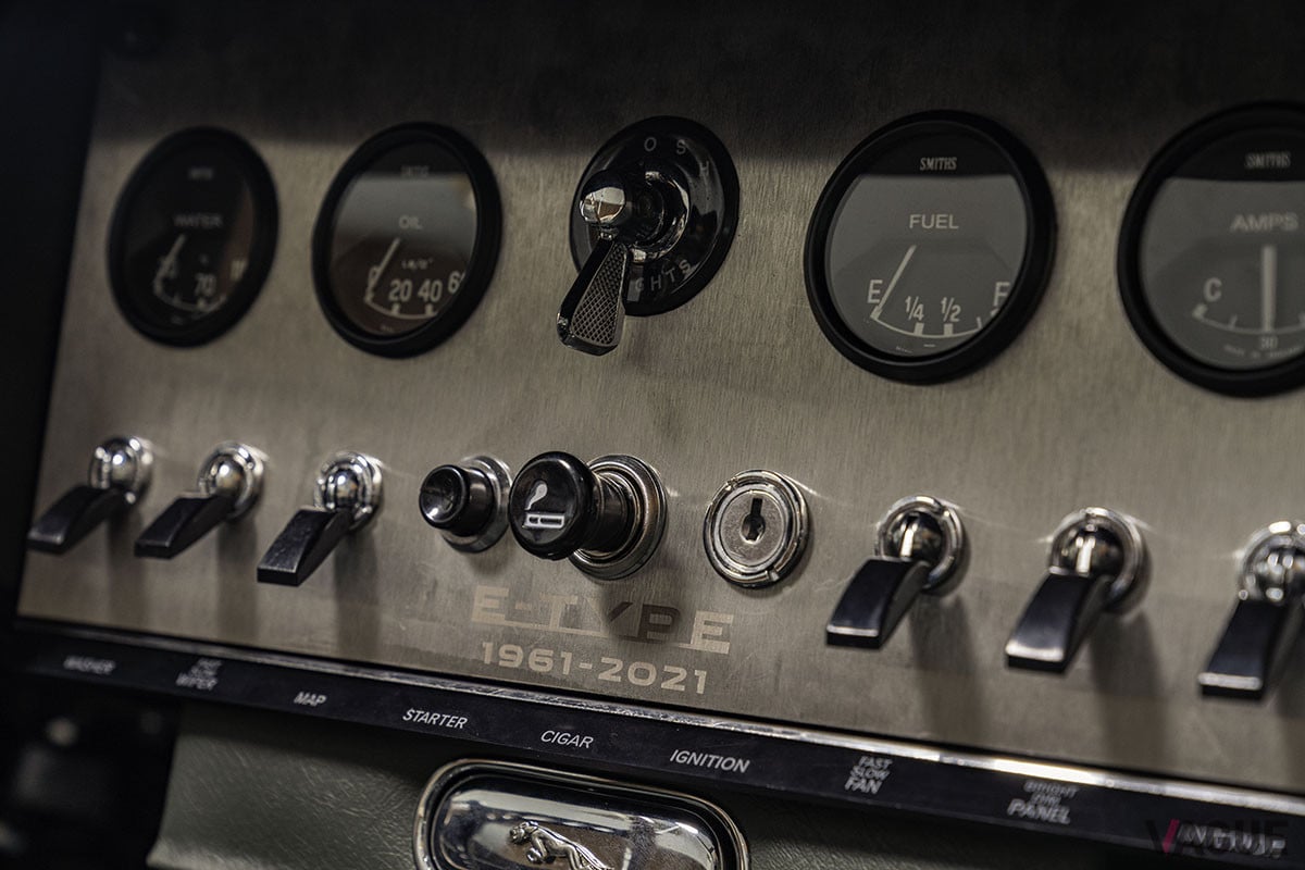 ジャガー社デザイン部門によって作成された「1961−2021」年を象った記念の「E-type 60」ロゴ