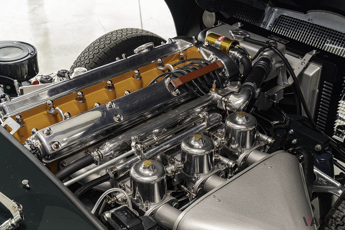 パワートレインは、3.8リッター版の名機「XKユニット」である直列6気筒DOHCエンジンを搭載