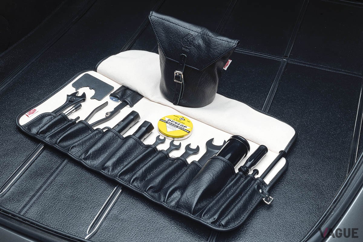 「E-type 60」ロゴ入りボディカバーやツールセット、ジャッキ収納バッグなども付属