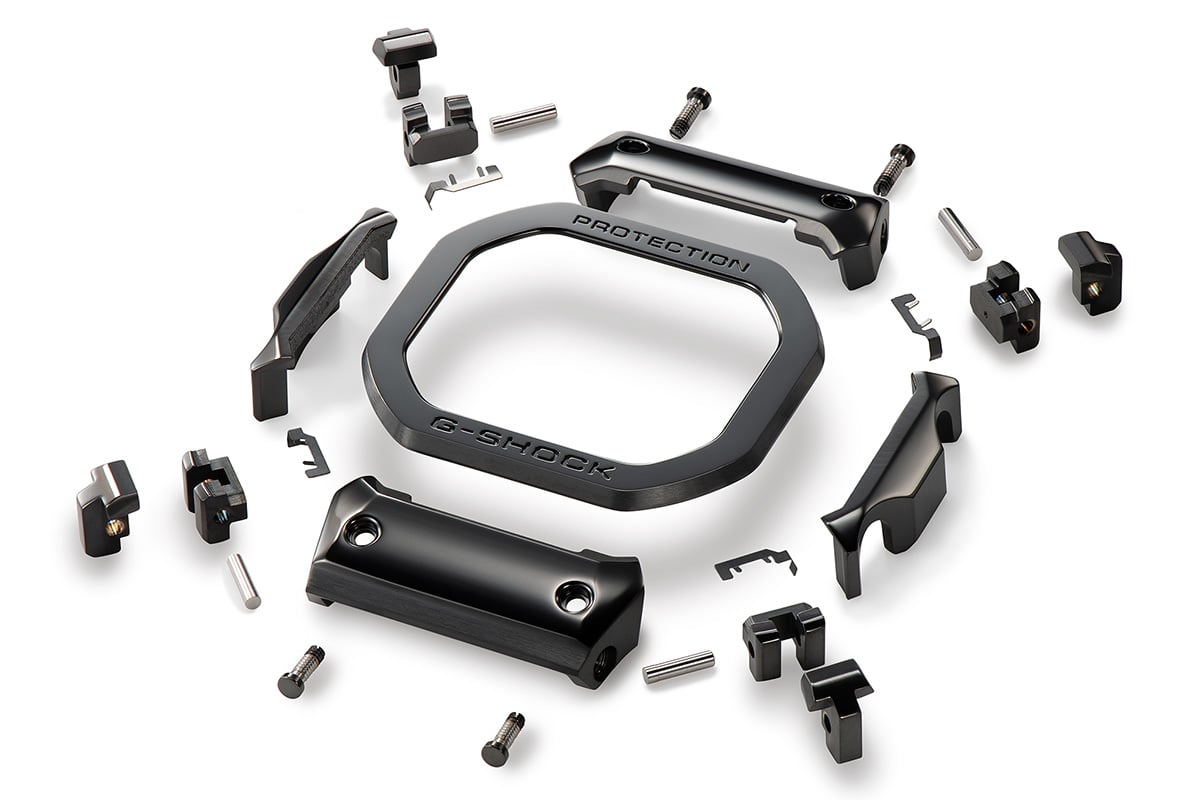 ベゼルパーツの間に、ステンレス製の板バネやシリコーン等の緩衝体を備えることで強度を高めた新しい耐衝撃構造のマルチガードストラクチャーを開発