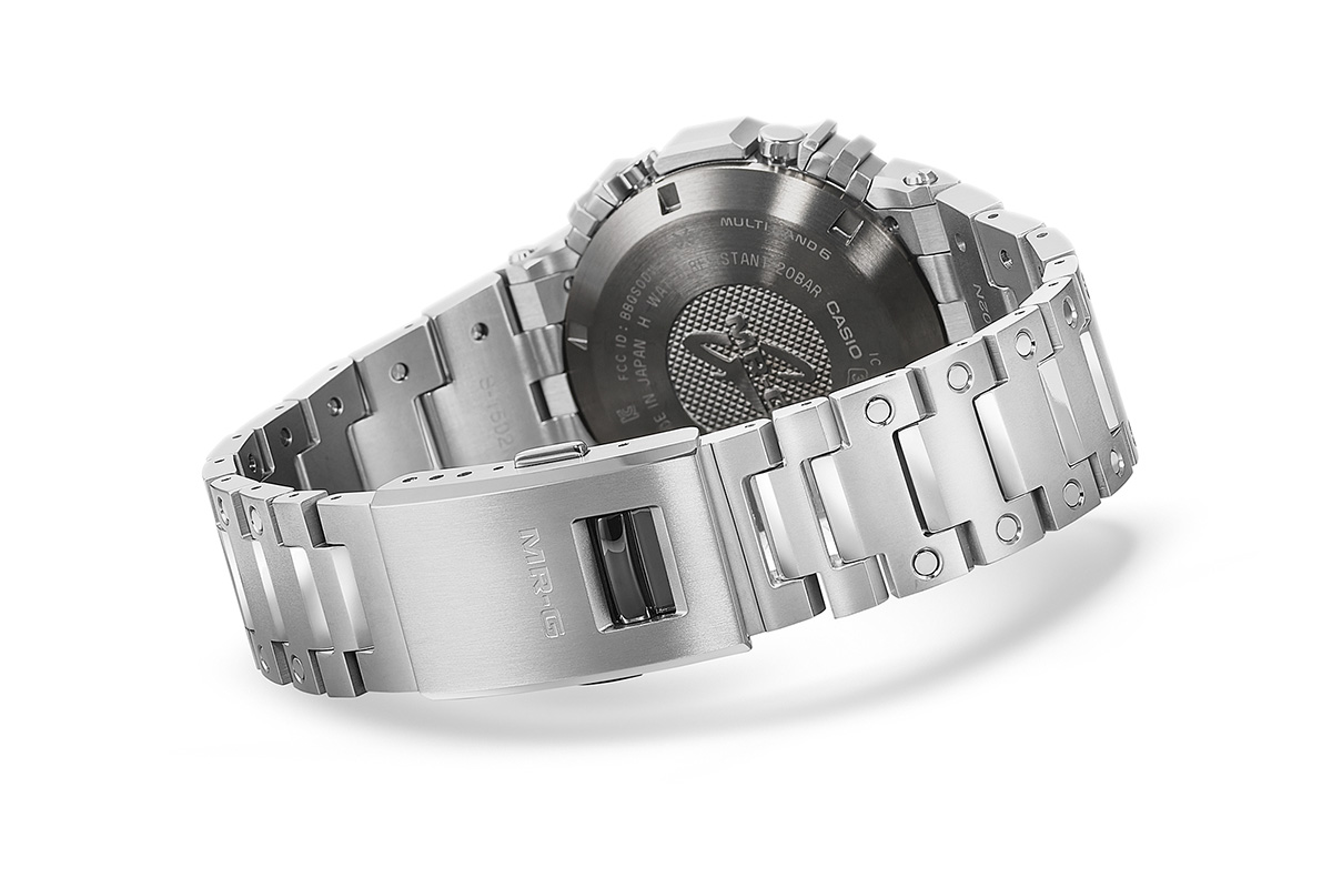 プッシュ式のバンドとブランドロゴが入ったバックル