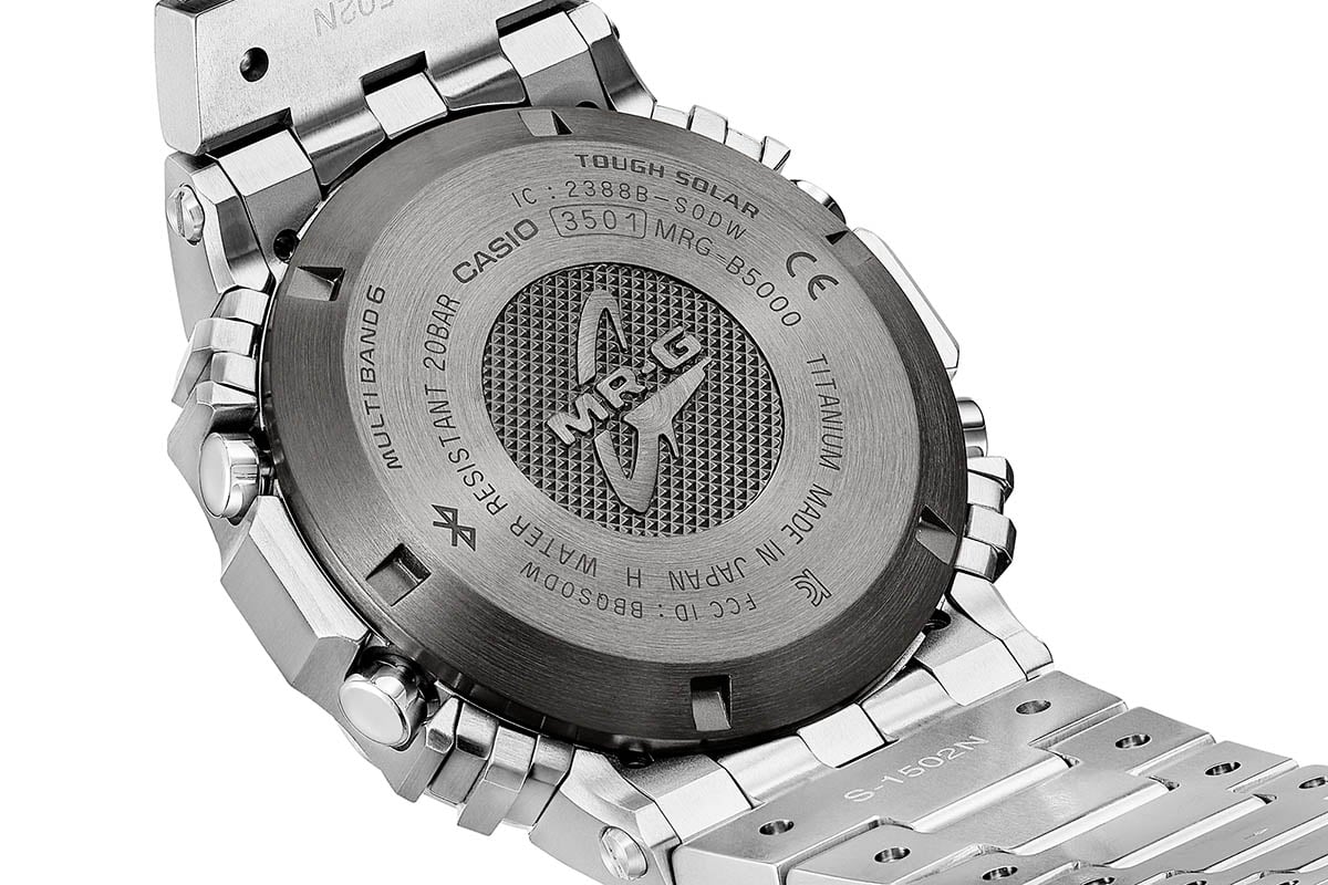 裏蓋にはMR-Gのブランドロゴと「64チタン」を採用