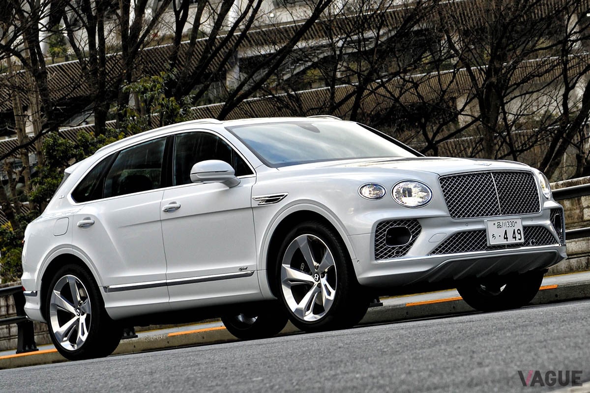 最高出力449ps、最大トルク700Nmを発揮する一方で、電力だけでおよそ50kmの走行が可能。モーターとエンジンを組み合わせた航続可能距離はおよそ858kmだ