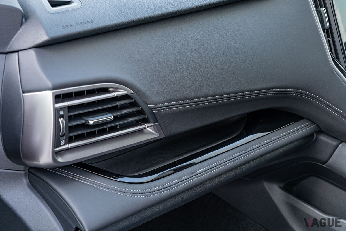 シルバーのステッチが入った、ソフトな表皮をあしらったインテリアは質感が高い