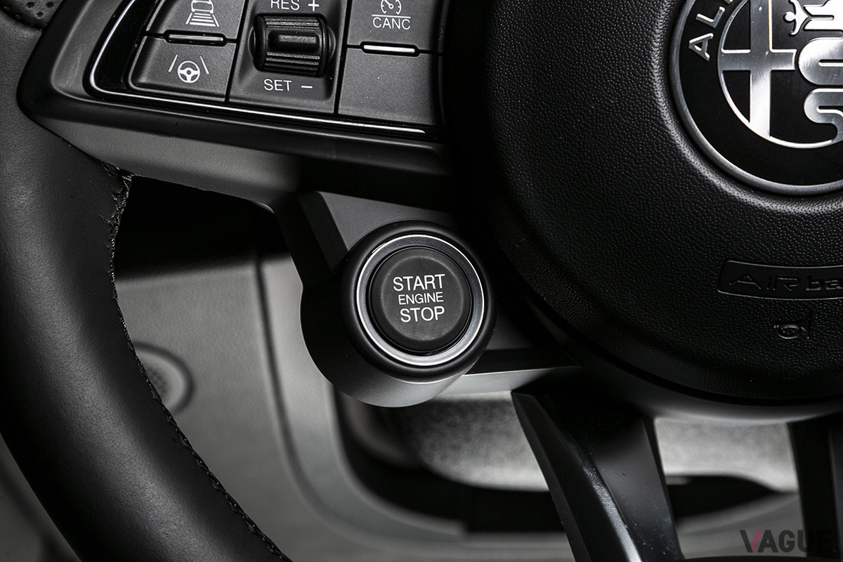 エンジンのスタート／ストップは、現代的にボタンで操作