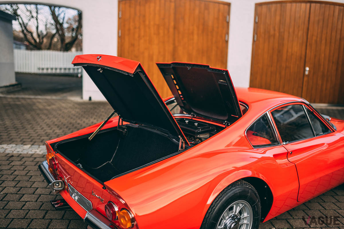 36万5000ユーロ（邦貨換算約4670万円）で落札された「ディーノ206GT」（C）2021 Courtesy of RM Sotheby's