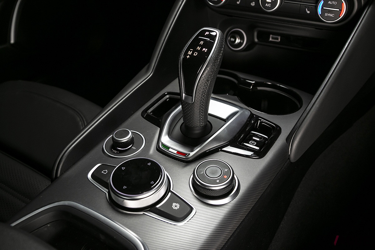 トランスミッションは8速ATのみながら、右のダイヤルで操作する「アルファ ロメオD.N.A.」で「D（ダイナミック）」モードを選び、レスポンス良好なマニュアルシフトを積極的におこなうことでスポーティなドライブが満喫できる