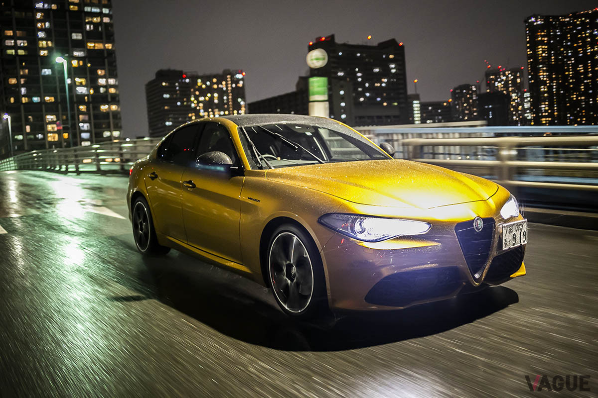 ボディ上を走る雨粒が、ジュリア持ち前の美しさを引き立てているかのように映る