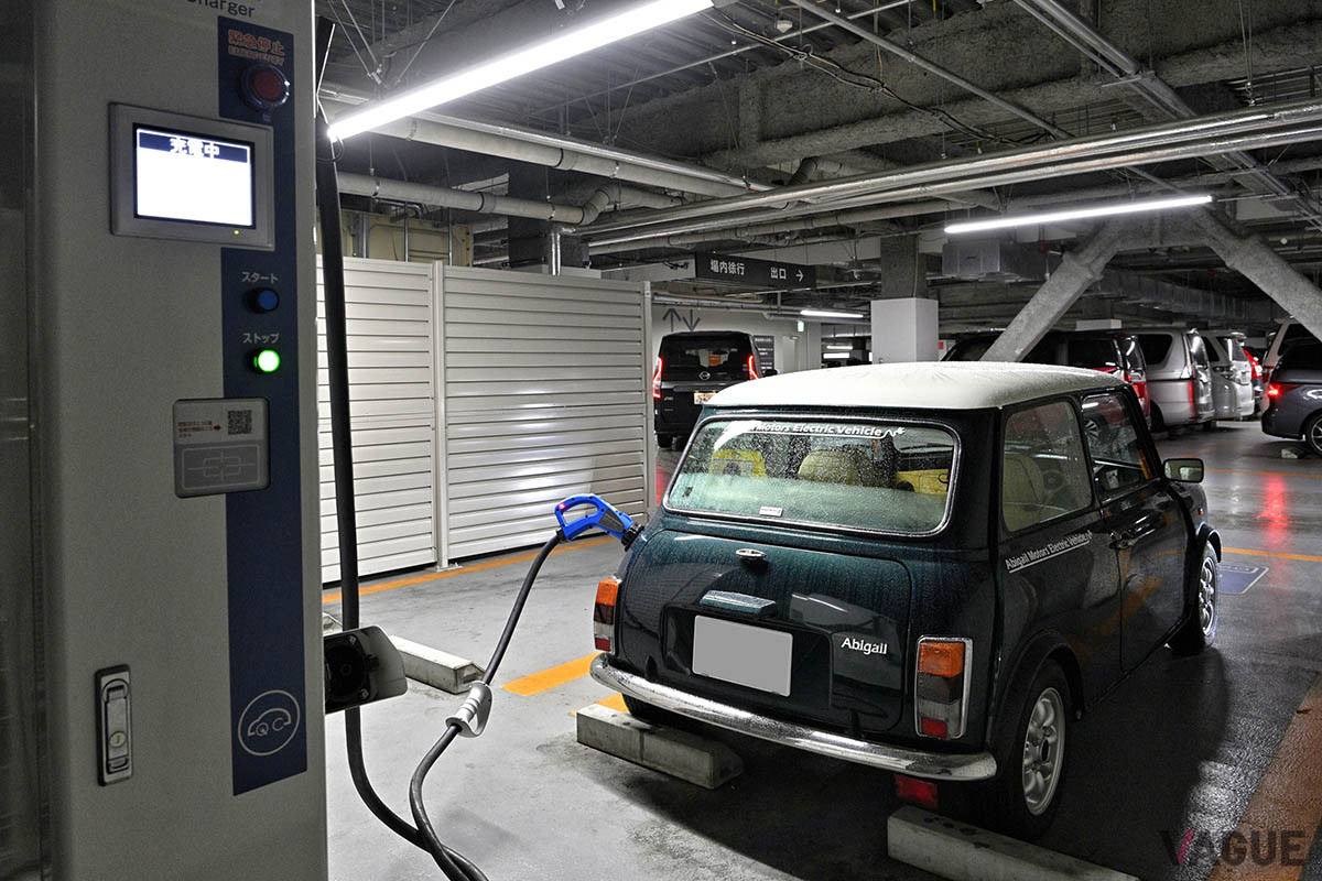 ショッピングセンター駐車場の充電コーナーなどで充電している姿は、やはりちょっと違和感がある