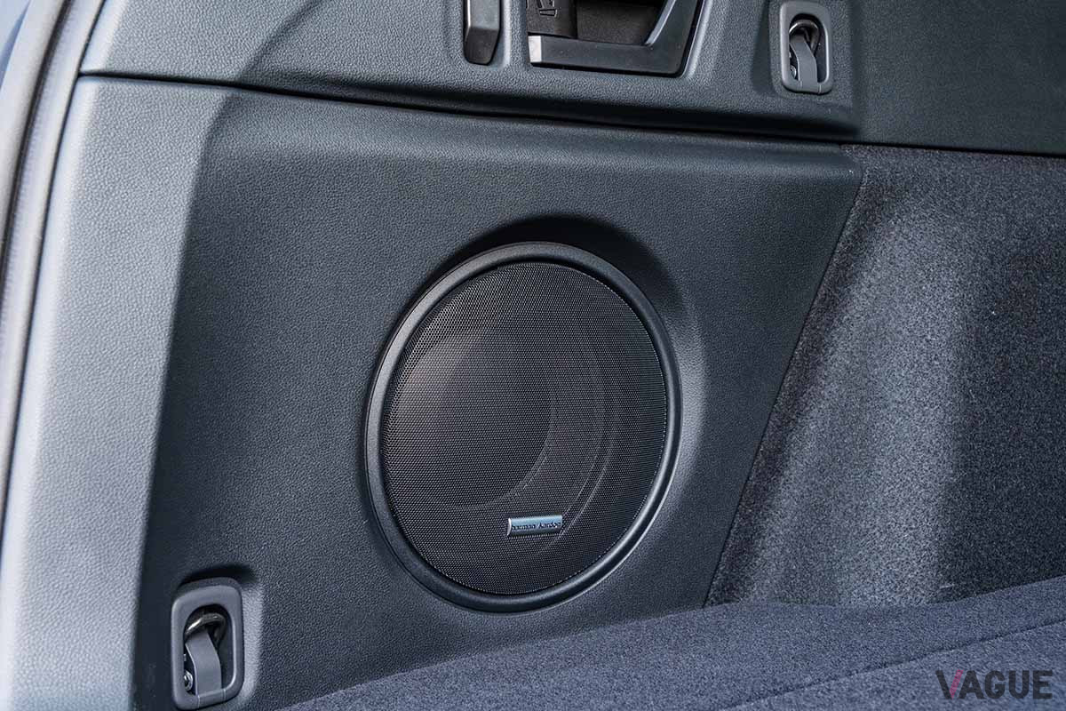 荷室の左サイドには、オプションで選べるハーマンカードンサウンドシステム用のウーファーをビルトイン。ちなみにスピーカーはフロント6個、リア4個の配置となる