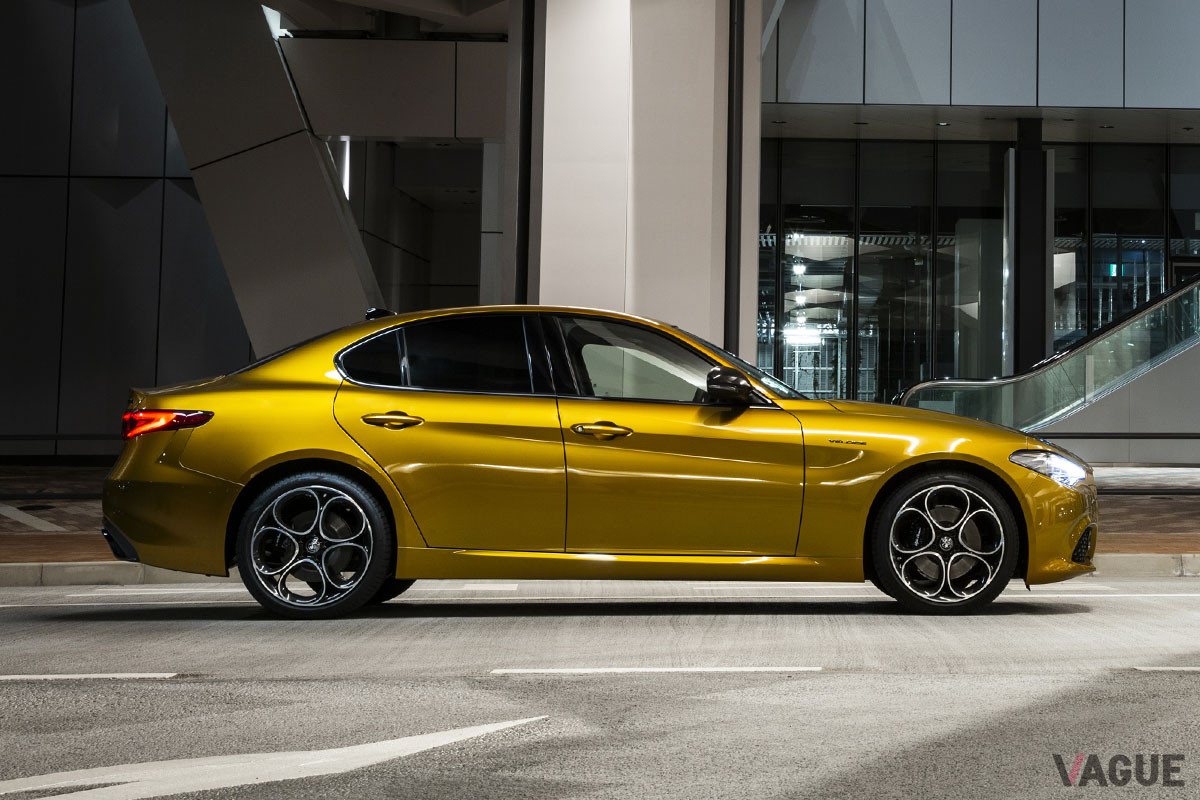 「4ドアセダン」というよりは「4ドアクーペ」という称号が相応しくも感じられてしまう、きわめて流麗なプロポーション