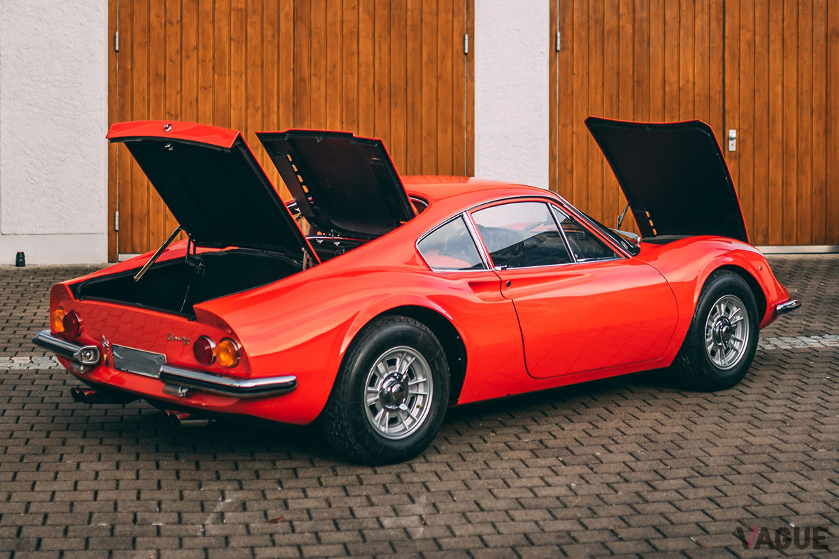 36万5000ユーロ（邦貨換算約4670万円）で落札された「ディーノ206GT」（C）2021 Courtesy of RM Sotheby's