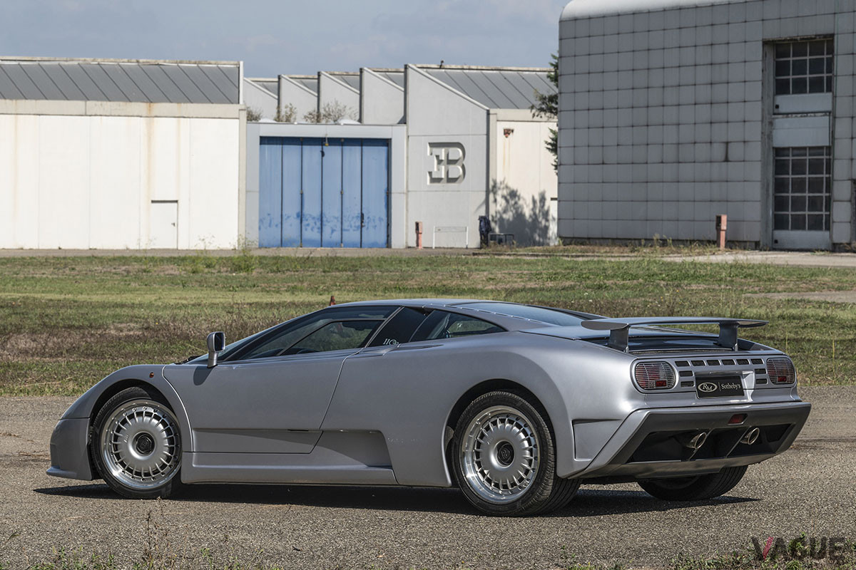 180万5000ユーロ（邦貨換算約2億3100万円）で落札されたブガッティ「EB110GT」（C）2021 Courtesy of RM Sotheby's