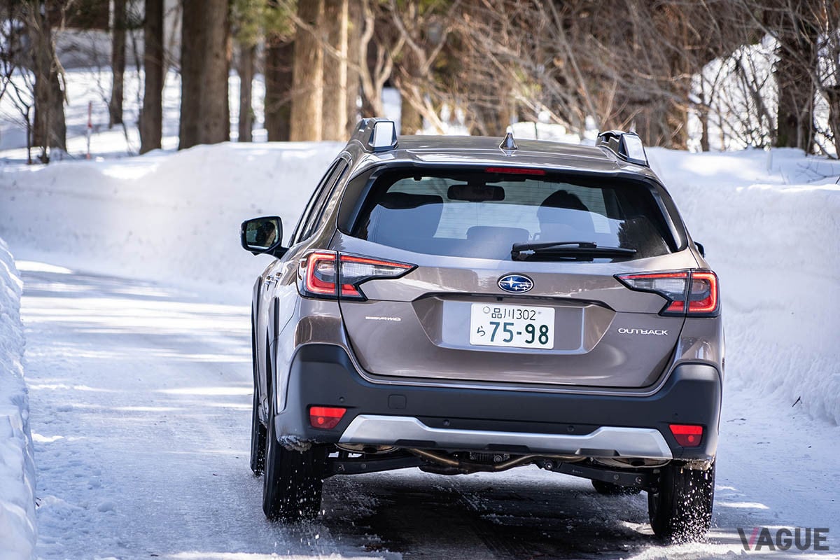 常時4輪に駆動力を伝達するため、すべりやすい路面での発進時にもしっかりトラクションが掛かり、クルマが前へ前へと進んでいく