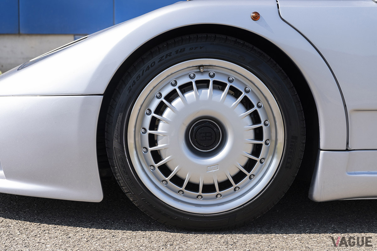 180万5000ユーロ（邦貨換算約2億3100万円）で落札されたブガッティ「EB110GT」（C）2021 Courtesy of RM Sotheby's