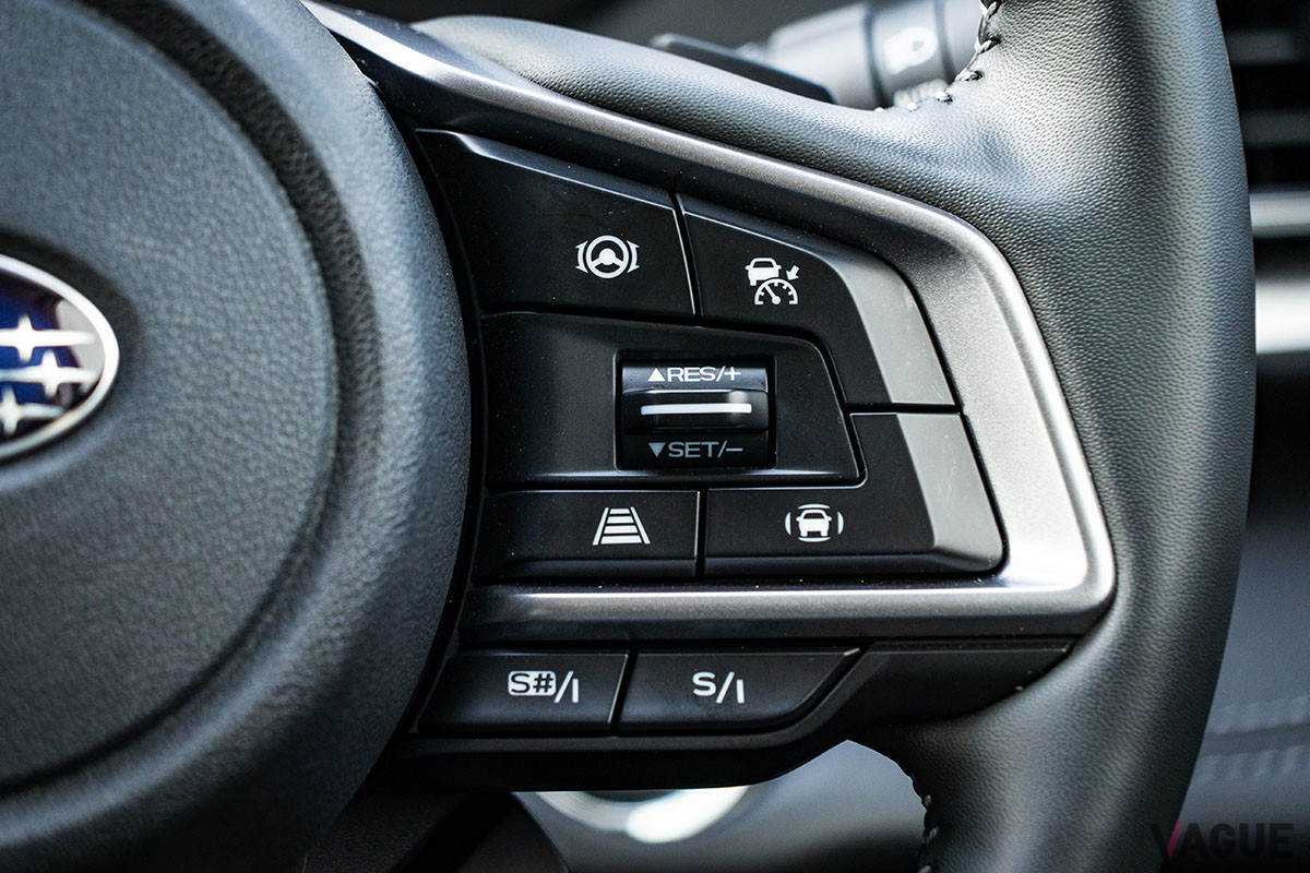 ステアリングホイール右側のスポークには、高度運転支援システム“アイサイトX”と、走行モードを切り替えられる“SI-DRIVE”の操作スイッチを配置