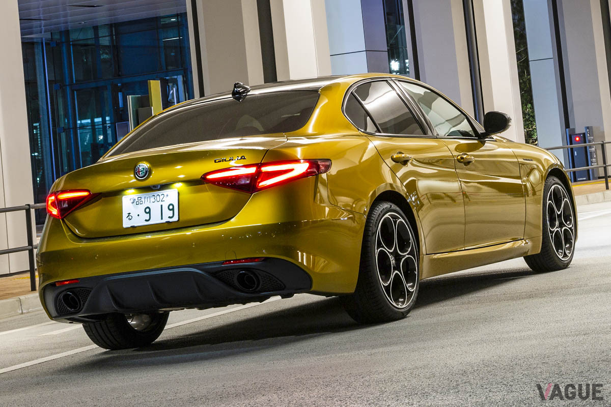 リアビューはフロントマスクほどの個性はないものの、美しくまとめられている