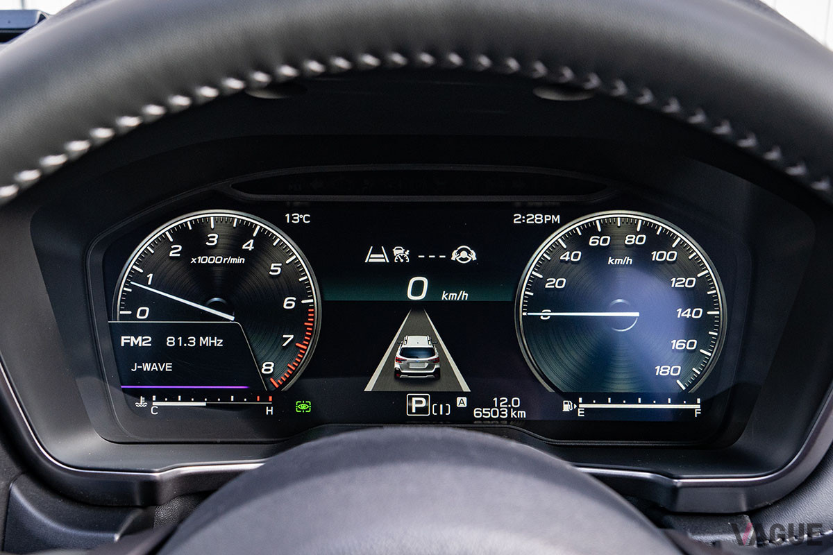 “アイサイトX”の作動状況は、ドライバーの前の液晶メーターパネルでも確認できる