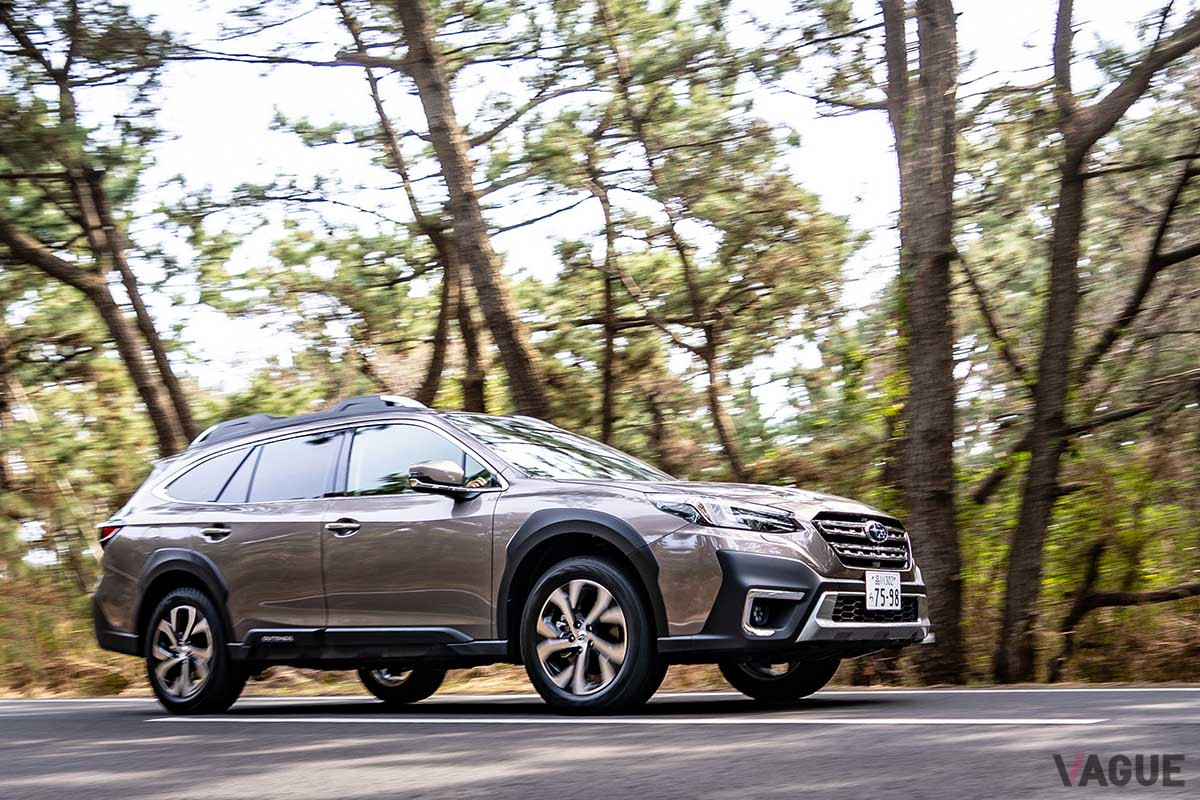 最低地上高は213mm。たっぷりとしたロードクリアランスの恩恵で、砂地などちょっとしたオフロードも気兼ねなく入っていける