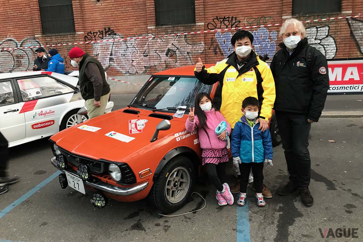 ゼッケン27番、レビンで参加のドライヴァーの久保氏と応援に来た子供たち。隣はストラトスで参加のジェーソン(C)野口祐子