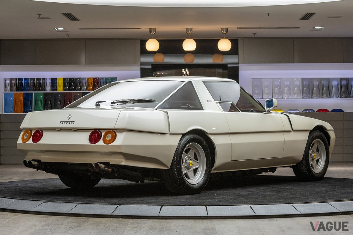 「400i」よりもさらにウェッジシェイプが強められたプロポーション（C）2021 Courtesy of RM Auctions